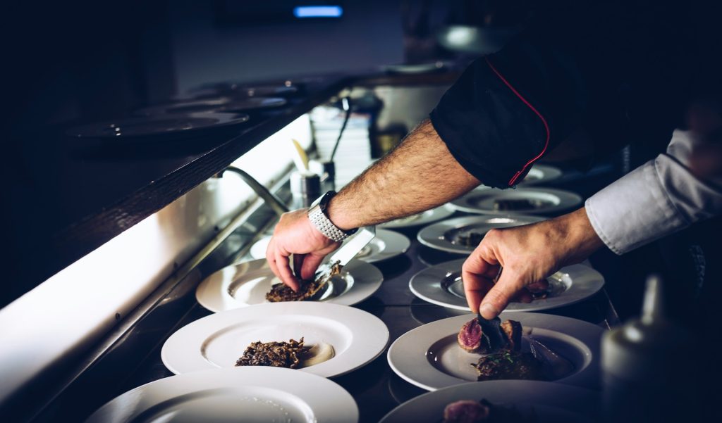 Ajutor de bucătar: o meserie cu cerere constantă în HoReCa
